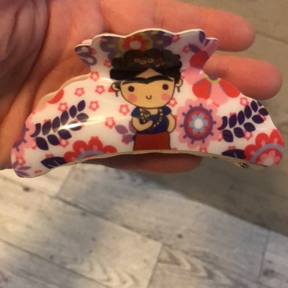 Frida Kahlo Plastic Floral & Gold Hair Clip & 2 Silky Scrunchies Hair Ties Set - Picture 2 of 12